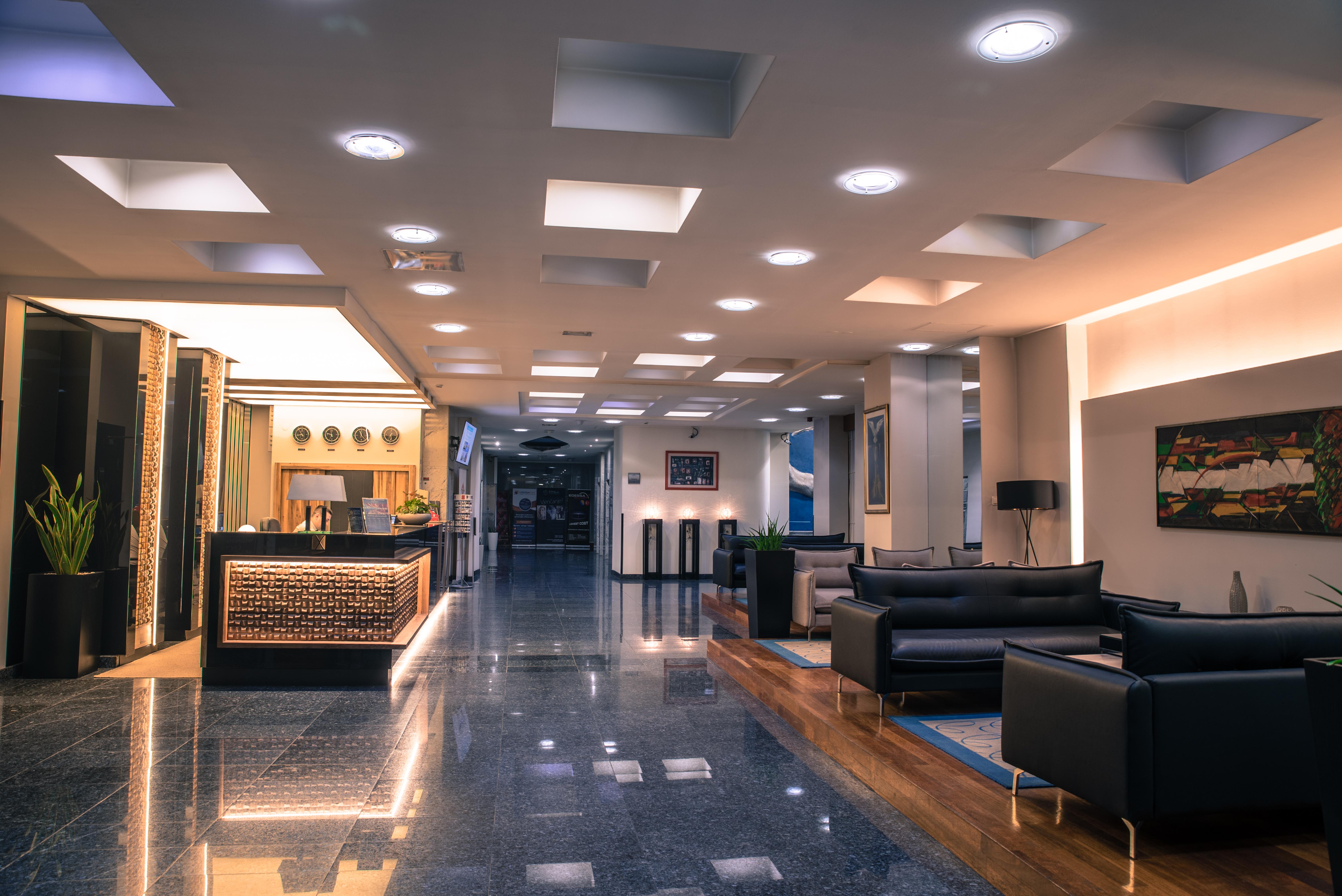 Radon Plaza Hotel Sarajevo Exterior foto The lobby of the hotel