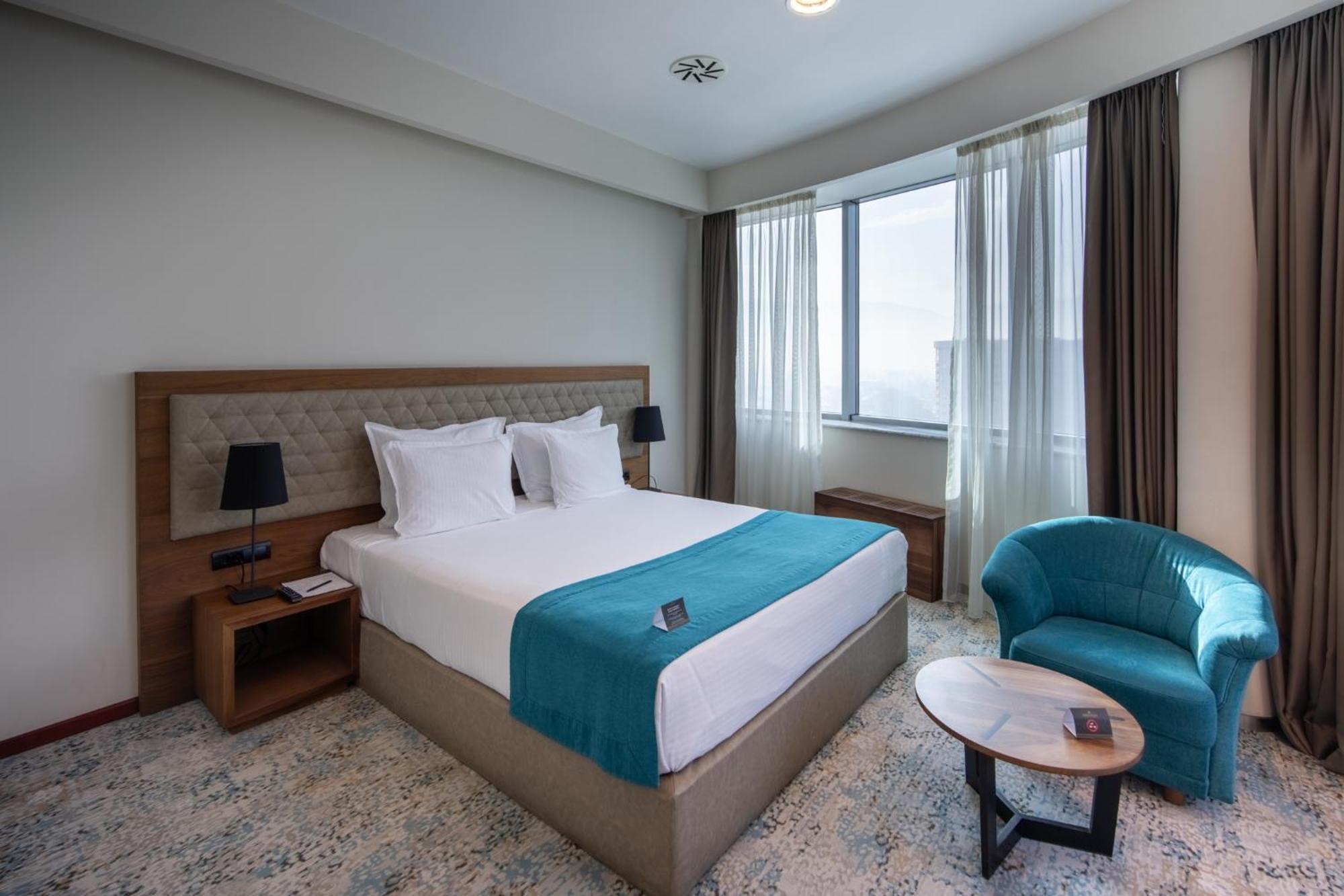 Radon Plaza Hotel Sarajevo Exterior foto A bedroom at the hotel