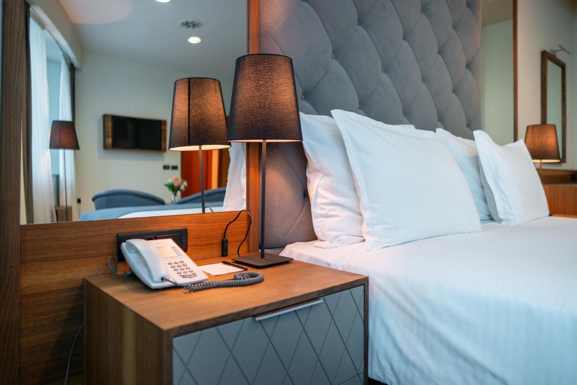 Radon Plaza Hotel Sarajevo Exterior foto A telephone on a bedside table